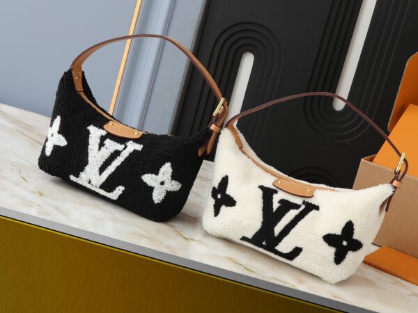 LOUIS VUITTON  M11920  SIZE: 18.5 x 11.0 x 6.5cm